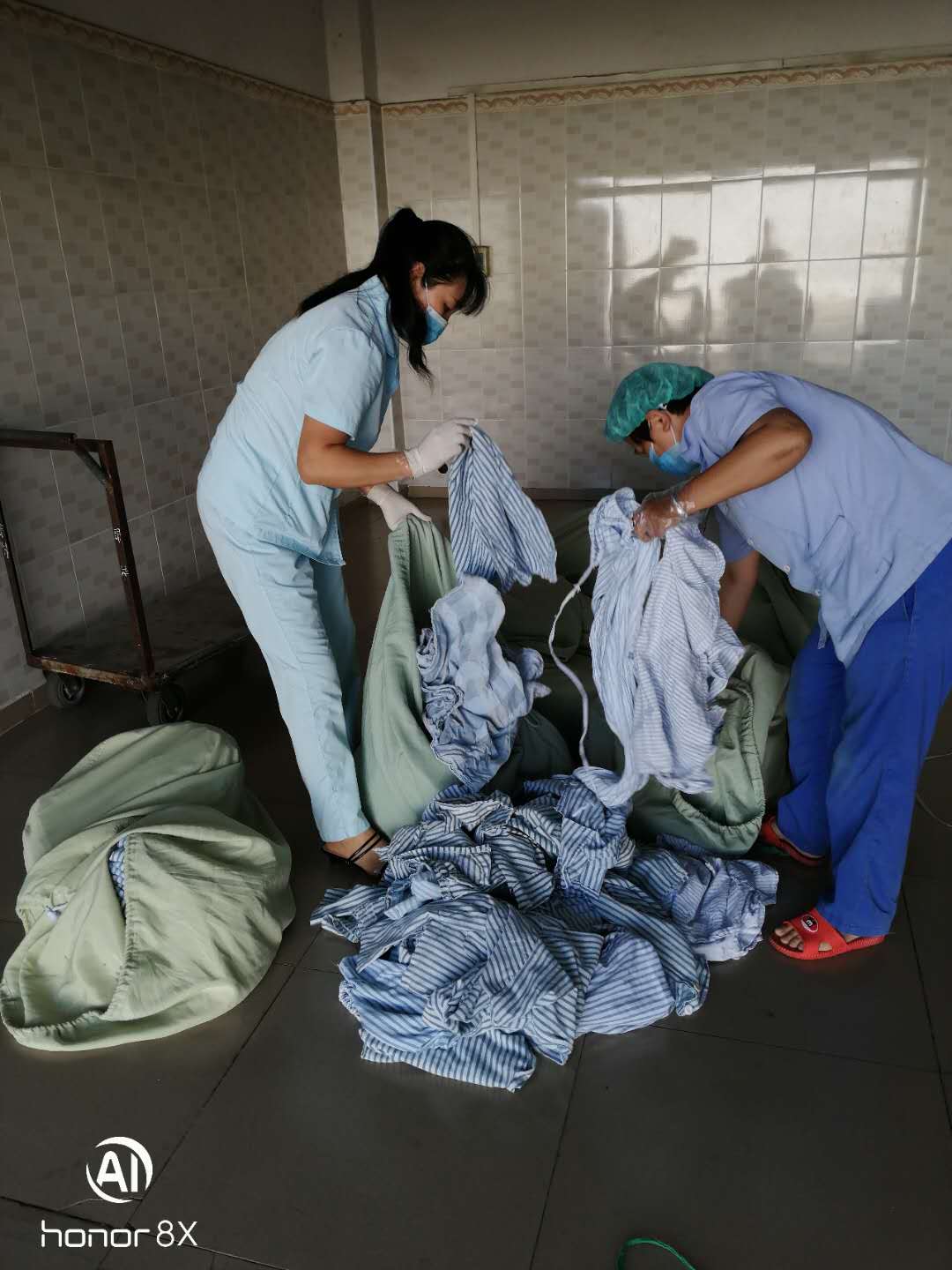 急患者之所急 海医二院从一大堆污衣中翻出丢失的现金