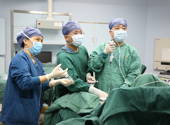 海南省肿瘤医院实施该省首例局麻软镜取石术