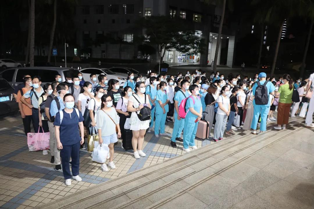 海南省人民医院核酸机动应急采样队集结出发