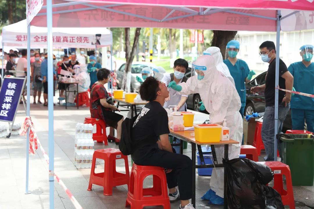 海南省人民医院核酸机动应急采样队集结出发