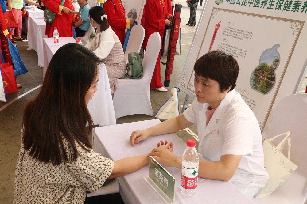 海南自贸港中医中药中国行活动暨 2021 年中医药文化进社区进农村系列宣传活动在海口启动