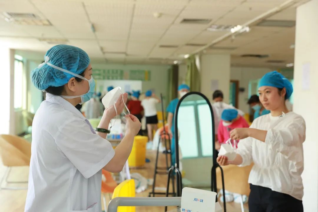 海南省人民医院近600名医护分赴海口三亚全力支援核酸采样