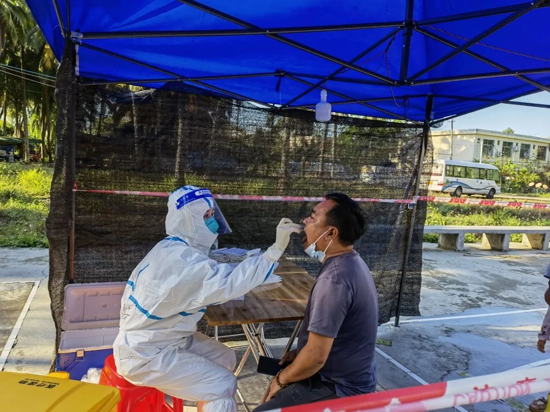海南省人民医院近600名医护分赴海口三亚全力支援核酸采样