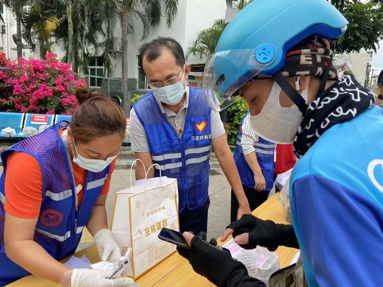 三亚市人民医院|川大华西三亚医院党员夫妻并肩战“疫”