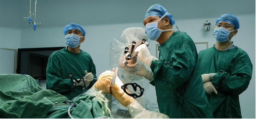 海医一附院完成全省首例国产手术机器人辅助下的全膝关节置换