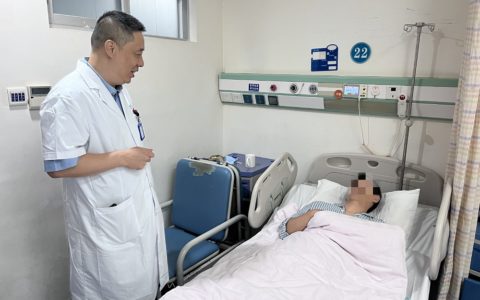 海医二院完成海南首例腹腔镜下全结肠根治性切除+回肠J形储袋吻合术