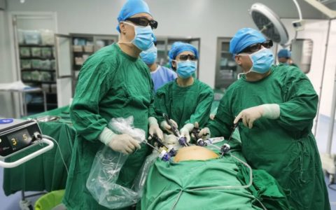 海医二院东湖外科完成一例3D腹腔镜下右半结肠根治术