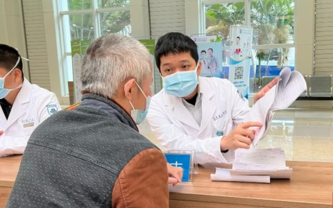 海南省人民医院帕金森诊疗中心冬日送温暖，为患者科普冬季注意事项