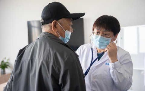 北京大学人民医院院士团队成员路瑾教授赴海医二院举行义诊