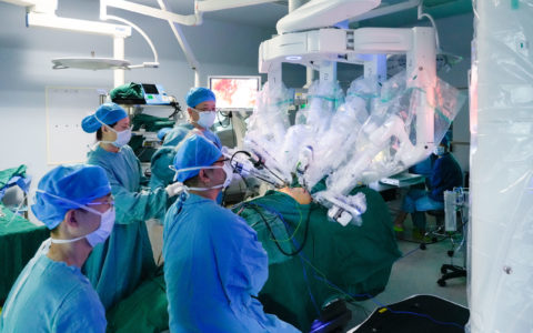 海南省肿瘤医院专家成功实施4例机器人肺癌手术
