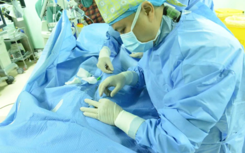 海南省第二人民医院神经医学中心巧手“拆弹”，一台手术“解决”两颗脑动脉瘤