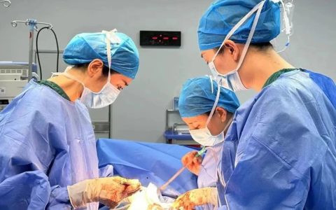 34周孕妇突发胎盘早剥，鸿森医院紧急剖宫分娩“抢”回母子生命