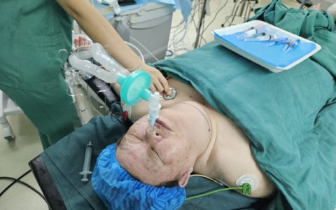 解放军总医院海南医院成功摘除七旬老人脖子巨大肿瘤