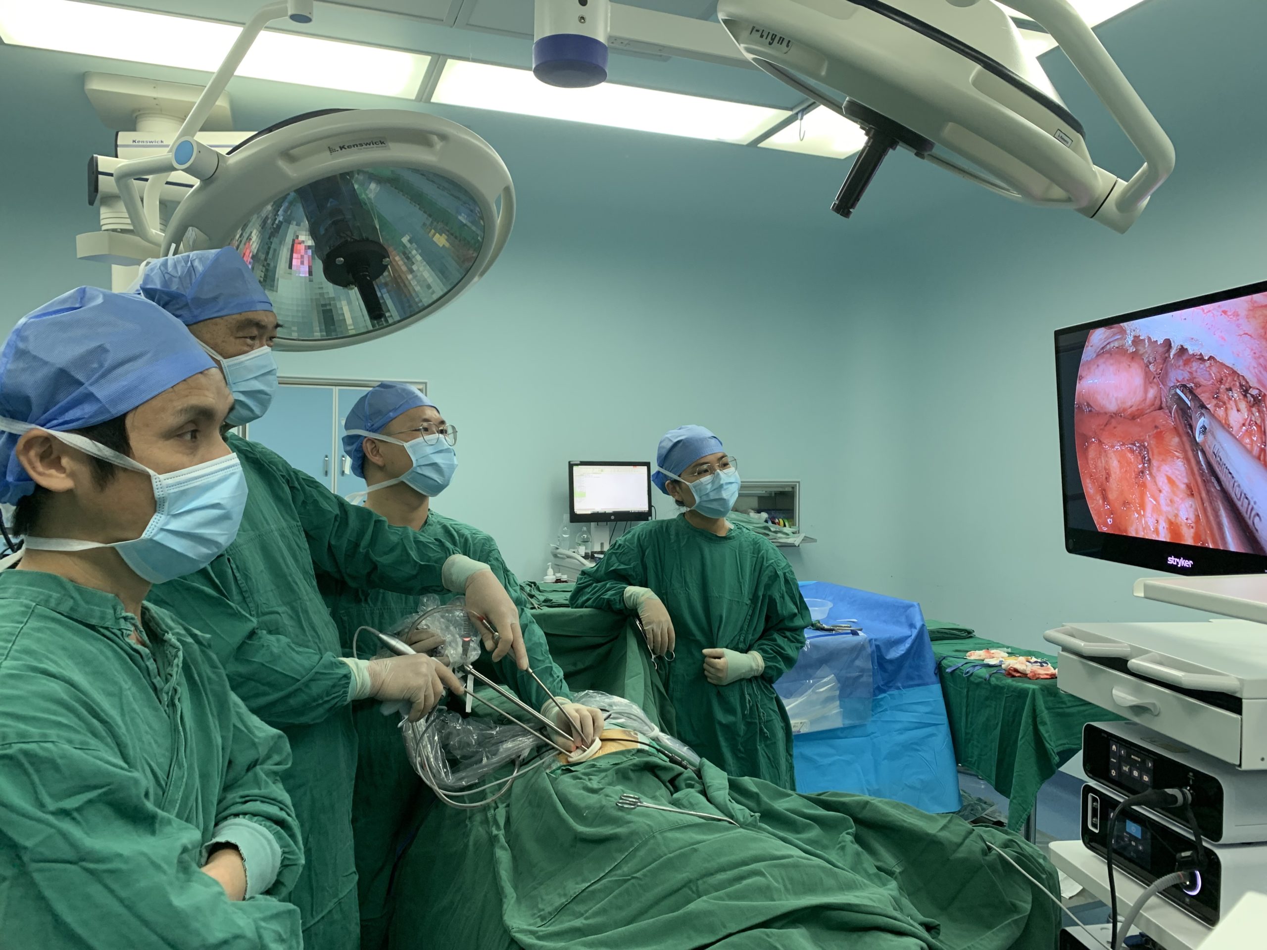 海医二院一次单孔胸腔镜手术，切除5处病变