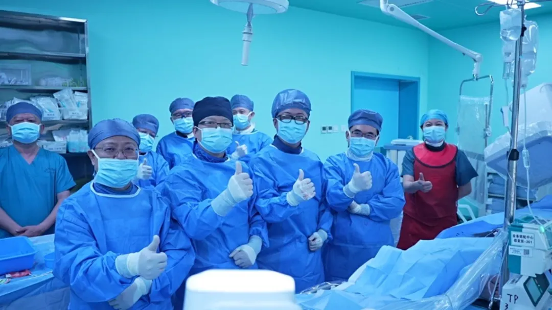 海南省人民医院心内心外创新合作模式，完成省内首例经皮介入“瓣中瓣”手术