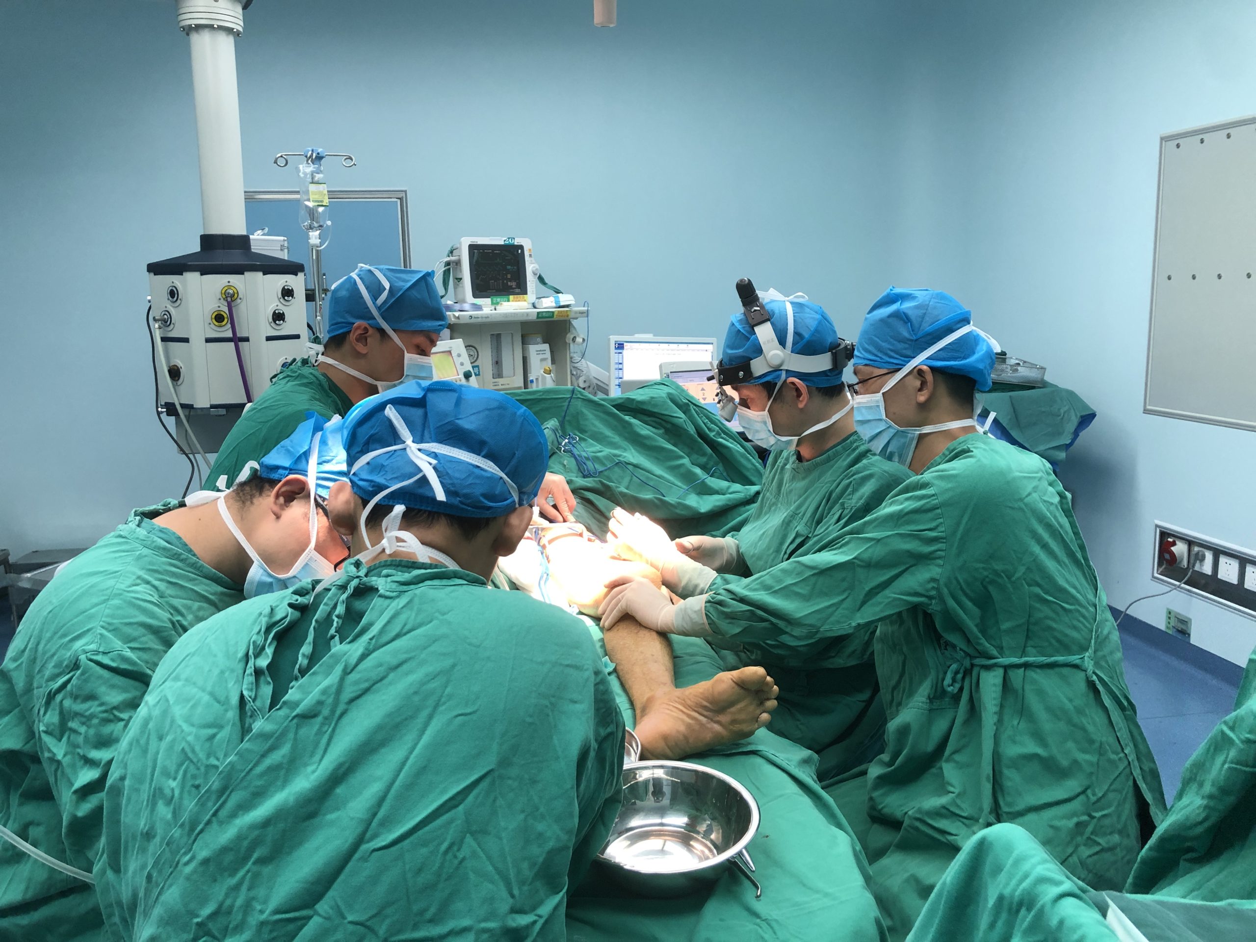 于细微处立“惊涛”——海南医学院第二附属医院手足显微外科成立四周年记