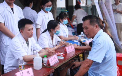 海南省老年病医院开展《中华人民共和国中医药法》实施七周年宣传义诊