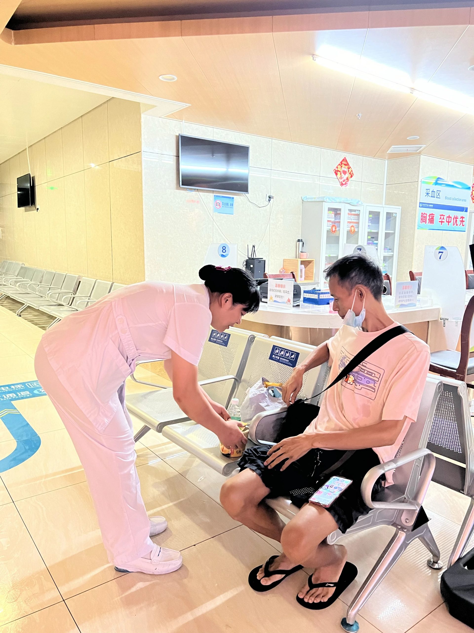 门诊患者因风雨滞留 医护人员暖心守护每一颗归家心