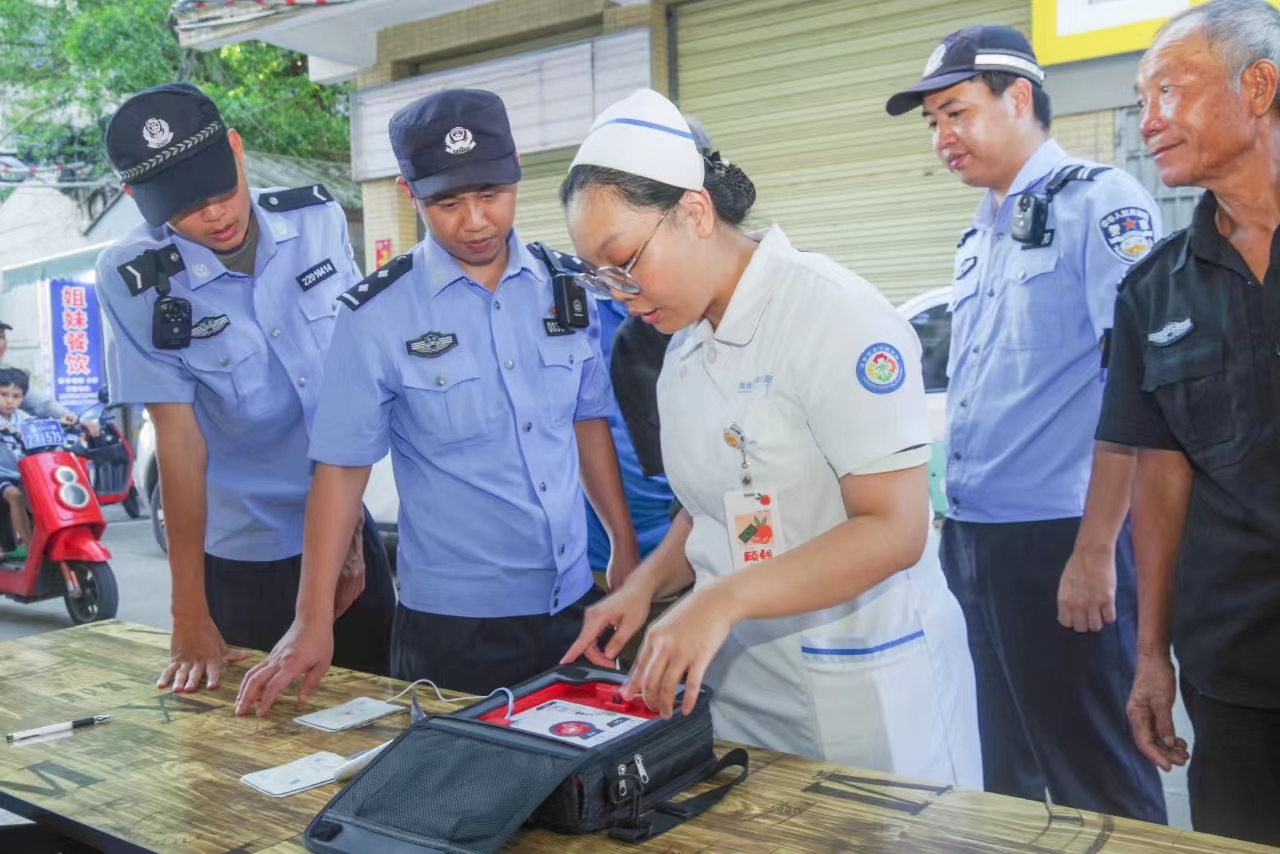 海南省老年病医院联合红岛海岸派出所开展“警医共建进渔村 义诊惠民践初心”义诊活动